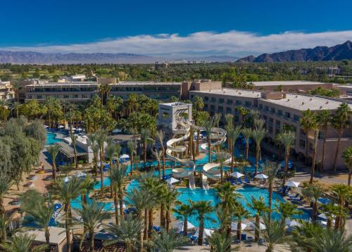 uma vista aérea de um resort com um parque aquático em Hyatt Regency Indian Wells Resort & Spa em Indian Wells