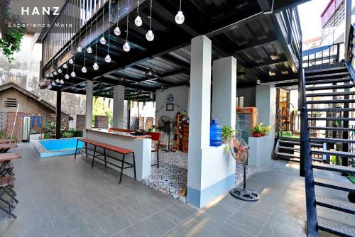 een patio met een tafel en een trap bij Private Room in Halong City Center - HANZ Almor1 in Ha Long