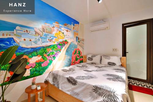 een slaapkamer met een schilderij aan de muur bij Private Room in Halong City Center - HANZ Almor1 in Ha Long