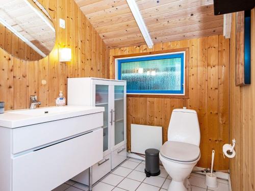 ein Bad mit einem WC und einem Waschbecken in der Unterkunft Holiday home Fårvang XIX in Fårvang