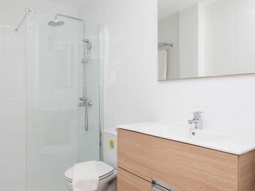 科拉雷侯的住宿－Resort, Corralejo，浴室配有卫生间、盥洗盆和淋浴。