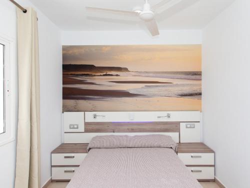 科拉雷侯的住宿－Resort, Corralejo，一间卧室配有一张壁画床