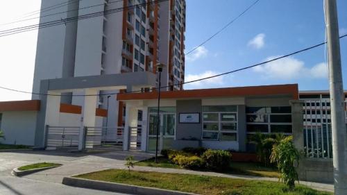 un edificio frente a un edificio alto en Barranquilla Gran Apartamento, en Puerto Colombia