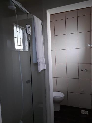 y baño con ducha y aseo. en Loft Norte da Ilha, en Florianópolis