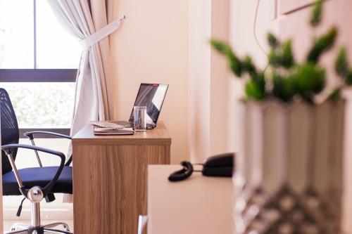 a desk with a laptop computer on top of it at Liebling Hotel Ciudad del Este in Ciudad del Este