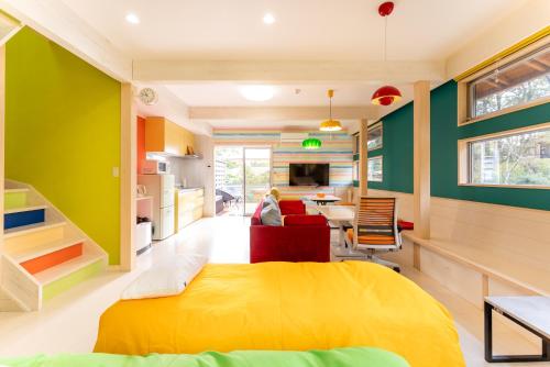 a bedroom with green and yellow walls and a bed at ビタミンハウス伊豆高原 - vitaminhouse IZUKOGEN in Ito