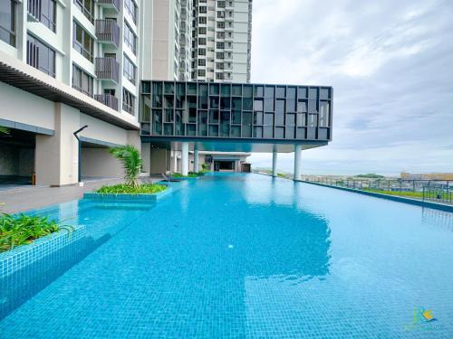 Una gran piscina con un edificio al fondo. en Bali Sea View Residences Melaka at Stayrene, en Melaka