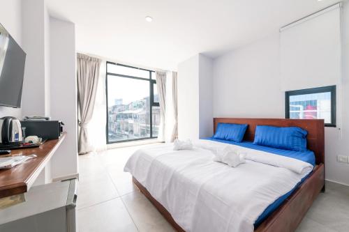 Ένα ή περισσότερα κρεβάτια σε δωμάτιο στο Residence 110 (Hotel and Apartments)