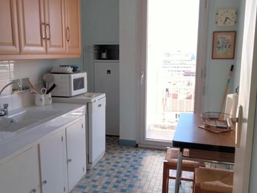 Photo de la galerie de l'établissement Appartement T3 aux Sables d'Olonne, Face Plage, 3 Chambres, 6 Pers. - FR-1-331-24, à Les Sables-dʼOlonne