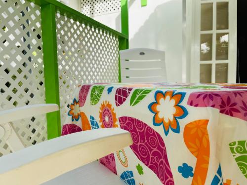 威廉斯塔德的住宿－Wondershell Curaçao，阳台上一张桌子,上面有五颜六色的桌布