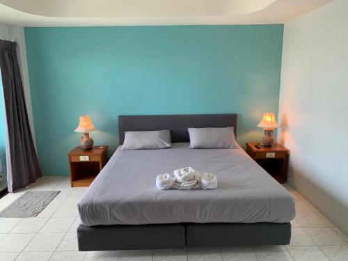 una camera da letto con un letto con scarpe sopra di Kamalaburi Guesthouse a Kamala Beach
