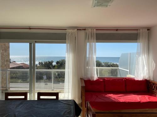 1 dormitorio con 2 camas y ventana grande en Meerblick San Bernardo en San Bernardo