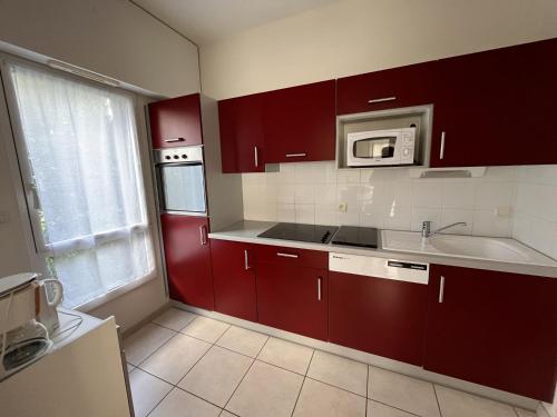 Kuchyňa alebo kuchynka v ubytovaní Appartement 3* près plage Les Sables-d'Olonne, 2 chambres, garage, équipements complets - FR-1-197-553