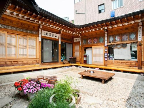 drewniany budynek ze stołem i kwiatami w obiekcie Eugene Hanok Stay w Seulu