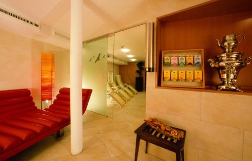 a living room with a red bench and a table at Hotel Tannbergerhof im Zentrum von Lech in Lech am Arlberg