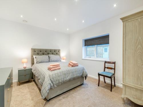 1 dormitorio con 1 cama, 1 silla y 1 ventana en Hen House View 1 - Uk41552 en Crawshaw Booth