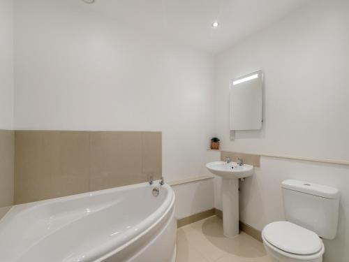 y baño con bañera, aseo y lavamanos. en Hen House View 1 - Uk41552, en Crawshaw Booth