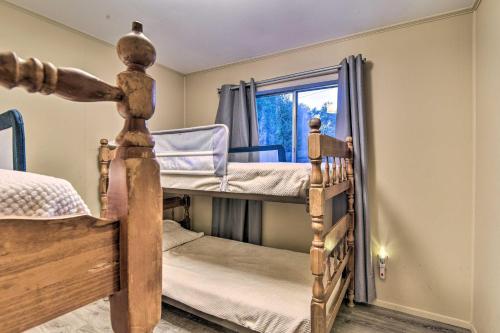 - une chambre avec 2 lits superposés et une fenêtre dans l'établissement Lakefront Forestville Paradise with Private Beach!, 