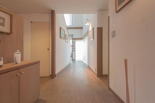 un couloir d'un immeuble avec un long couloir dans l'établissement Shiki&Kura, à Kurashiki