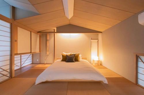 倉敷市にあるShiki&Kuraのベッドルーム1室(白い大型ベッド1台付)