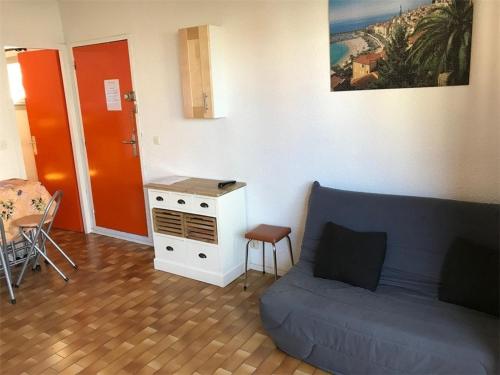 un salon avec un canapé et une table dans l'établissement Appartement T2 Cabine 6 pers en bord de mer, parking privé, proche commerces et plage - Leucate - FR-1-81-49, à Port-Leucate
