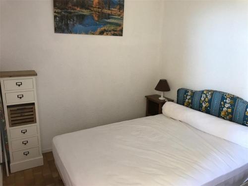 um quarto com uma cama, uma cómoda e um quadro em Appartement Port Leucate, 2 pièces, 5 personnes - FR-1-81-49 em Port Leucate