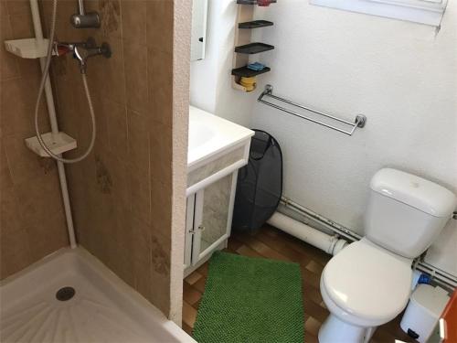 une salle de bain avec toilettes, lavabo et douche dans l'établissement Appartement T2 Cabine 6 pers en bord de mer, parking privé, proche commerces et plage - Leucate - FR-1-81-49, à Port-Leucate