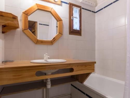 a bathroom with a sink and a mirror and a tub at Spacieux appartement à Serre-Chevalier pour 6 pers. avec terrasse, parking couvert et wifi - FR-1-330E-74 in Le Villard-Late