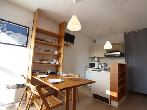 - une cuisine avec une table et des chaises en bois dans la chambre dans l'établissement Studio au pied des pistes, 3 pers., Chantemerle - Serre Chevalier - FR-1-330E-99, à Serre Chevalier
