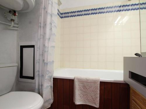 a bathroom with a toilet and a bath tub at Studio au pied des pistes, 3 pers., Chantemerle - Serre Chevalier - FR-1-330E-99 in Serre Chevalier