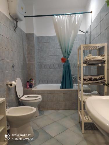 ein Badezimmer mit einem WC, einer Badewanne und einem Waschbecken in der Unterkunft Vatican's apartment in Rom
