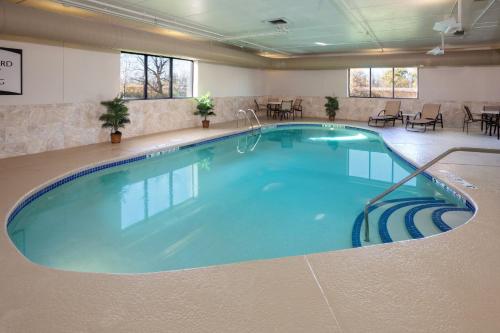 una gran piscina en una habitación de hotel en Staybridge Suites Buffalo, an IHG Hotel, en Buffalo