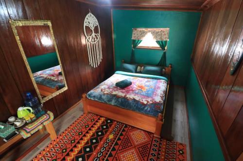 Tempat tidur dalam kamar di Pelangi Guest House