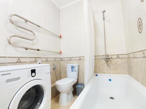 アスタナにあるEmmaApart Comfort 55のバスルーム(洗濯機、トイレ付)