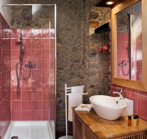 y baño con lavabo y ducha. en Casa Rural El Pati de l´Albera en Sant Climent Sescebes