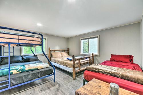 Un dormitorio con dos literas y una mesa. en Waterfront Lake Huron Getaway Private Beach!, en Forestville