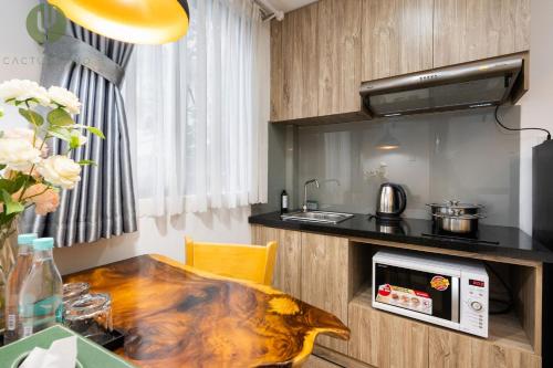 Cuisine ou kitchenette dans l'établissement Cactusland Hotel & Apartment