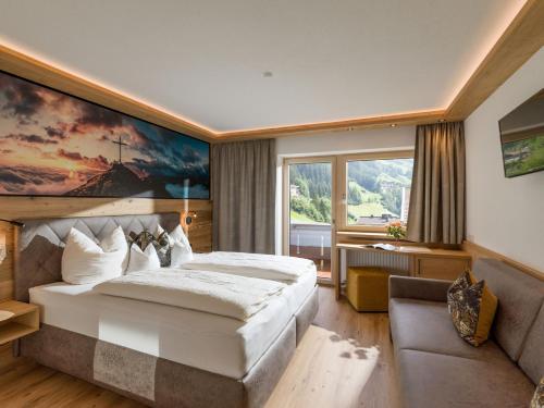 マイヤーホーフェンにあるFerienhof Hubertusの大きなベッドと窓が備わるホテルルームです。