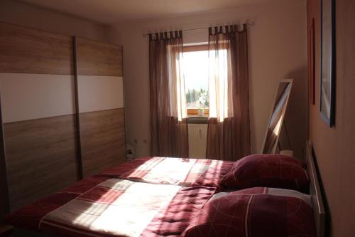 1 dormitorio con cama y ventana en FW Scheifele en Zwiesel
