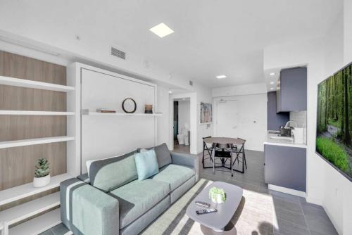 Modern 1 Bed Condo across from Bayside in Downtown photo 7