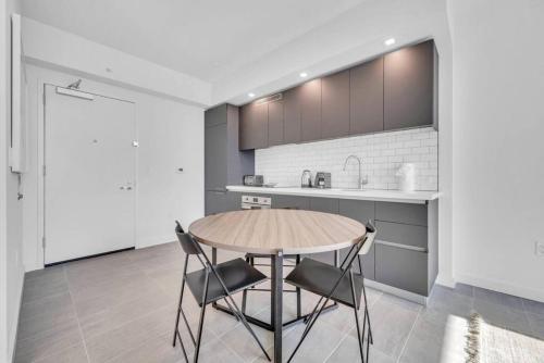 Modern 1 Bed Condo across from Bayside in Downtown photo 10