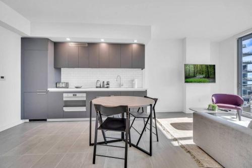 Modern 1 Bed Condo across from Bayside in Downtown photo 11