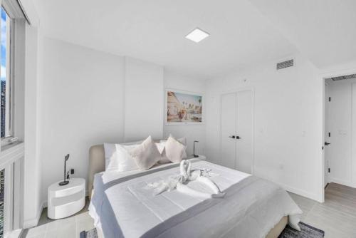 Modern 1 Bed Condo across from Bayside in Downtown photo 12