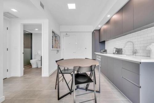 Modern 1 Bed Condo across from Bayside in Downtown photo 13