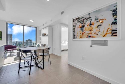 Modern 1 Bed Condo across from Bayside in Downtown photo 17