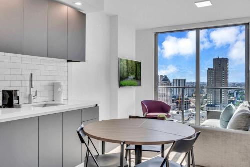Modern 1 Bed Condo across from Bayside in Downtown photo 18