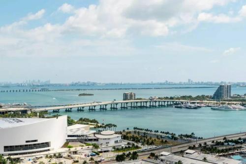 Modern 1 Bed Condo across from Bayside in Downtown photo 20