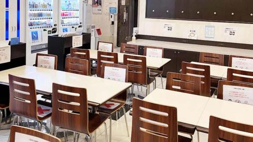 een klaslokaal met tafels en stoelen in een klaslokaal bij Toyoko Inn Toyota shi Ekimae in Toyota