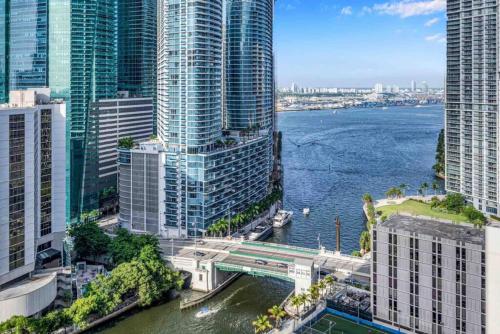 eine Luftansicht einer Stadt mit Fluss und Gebäuden in der Unterkunft Lovely 1 Bedroom Loft in the Heart of Brickell in Miami