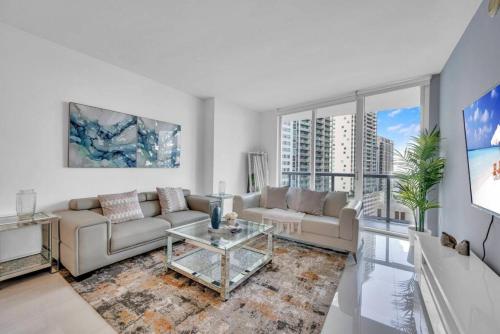 sala de estar con sofá y mesa en Modern 1 Bed ICON Brickell with Amazing Views, en Miami